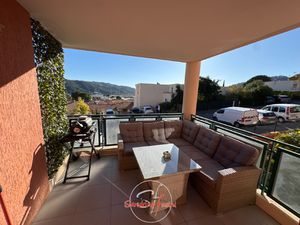 Grand 3 pièces (anciennement 4 pièces) avec terrasse et gara