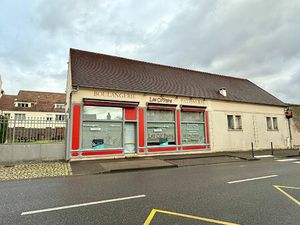 Fonds de commerce de boulangerie avec terrasse et parking clientèle à Senlis