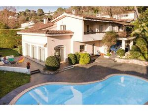 MOUGINS : maison de 6 pièces (280 m²) avec piscine et terrain à vendre dans un domaine pri