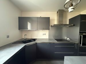 T3 entièrement rénové avec balcon et stationnement