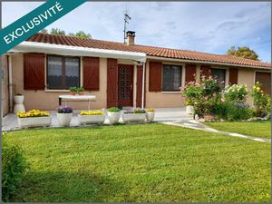 Maison de plain-pied avec un grand garage et un puit