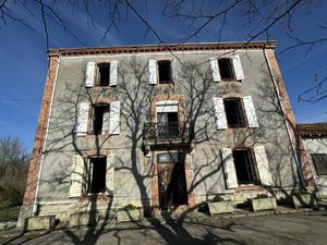 Maison de caractère avec grands dépendances