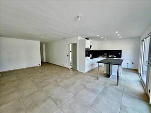 Villa F4 avec garage  de plain pied sur trois faces avec terrasse  comprenant :