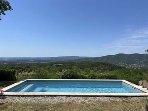 Rare - Superbe Propriété en Drôme provençale nichée dans 23has de terrain en grande partie