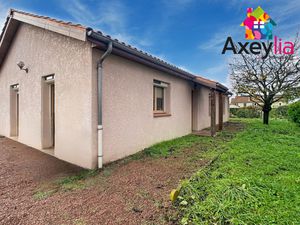 A VENDRE - RIORGES - MAISON DE PLAIN-PIED AVEC QUATRE CHAMBRES  GARAGE  TERRAIN ET SPA DE 