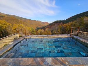 Paradise Eco Hamlet dans 28 hectares de bois et de prairies avec un lac et une source