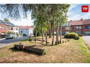 Te renoveren half open woning met tuin en garage.