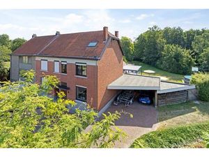 Ruim ingedeelde woning met 4 slpks op een mooi perceel van 21 are met achterliggend groen.