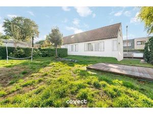 Centraal gelegen open bebouwing op ruim perceel en oprit.