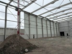 Logistieke bedrijfshal - 4069 m² - met mogelijkheid tot 1200 m² kantoren. Superligging!