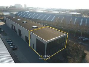 NB HANDELSRUIMTE (223m²) met verdieping (148 5m²) en private parkeerplaatsen voor de deur.