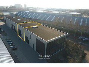 NB OPSLAGRUIMTE (152m²)  met hoge sectionaalpoort en private parkeerplaats voor de deur. O
