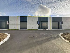 Nieuwbouw KMO-unit (457m²) met 2 hoge sectionaalpoorten en 3 private parkeerplaatsen op