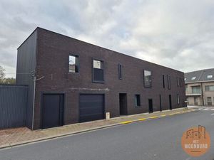 Woning halfopen bebouwing met 3 slpks  garage en kelder