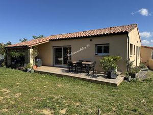 Villa plain-pied avec garage et jardin