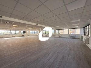 A LOUER  AU PIED DU RER A