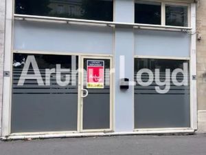 Local commercial / Bureaux - 100 m² environ -Immeuble ancien avec vitrines