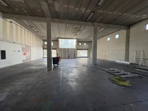 Local d'activité / commercial de 425m2 - Camp Major / Aubagn