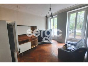 En étage  agréable F2 avec cachet en hypercentre