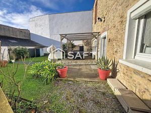 La Garnache -Dans le bourg  maison de caractère de 175 m' avec 6 chambres  jardin clos et 
