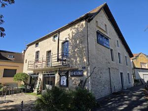 Ensemble immobilier avec appartement/terrasse et commerce