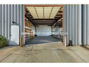 Local commercial de 1135m2 sur un terrain de 2437 m²