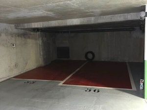 Places de parking dans immeuble sécurisé et propre