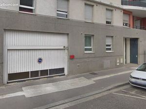 GARAGE/ BOX Grande largeur PMR ou AUTO + MOTO - 17 5 m² - RUE SAINT CYR LYON 9