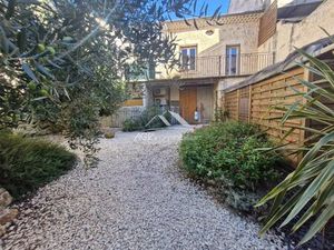 A Alès maison composée de trois logements avec garage et cour.