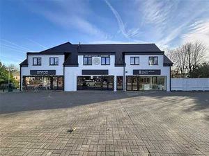 **Emplacement Commercial AAA à l'entrée de Waterloo**