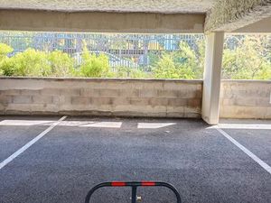 Place de parking large