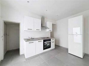 Maison 3 facades rénovée située à Roselies