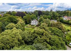 Propriété d'exception  nichée au coeur d'un parc magnifiquem