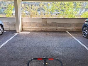 Place de parking large