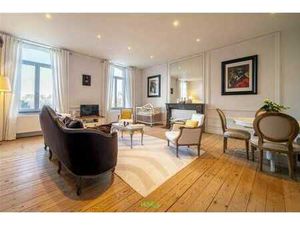 Appartement de caractère situé au calme absolu.