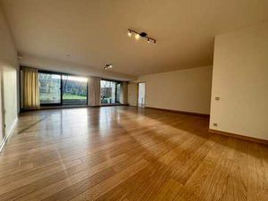 Appartement bel-étage avec jardin et garage