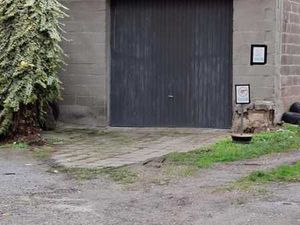 Garage fermé de 54 m² accessible via une cour commune