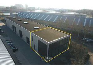 NB HANDELSRUIMTE (223m²) met verdieping (148 5m²) en priv...