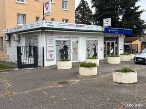 A vendre 2 locaux commerciaux independant 1 de 130 m2 vide et 1 de 45 m2 louez