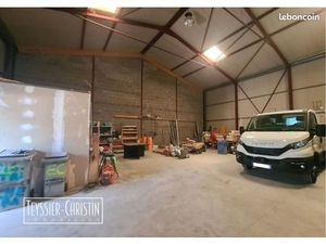 Local industriel 159 m²