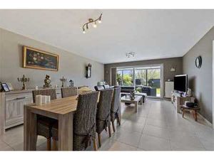 GELIJKVLOERSAPPARTEMENT met TERRAS  GROTE TUIN  STAANPLAATS