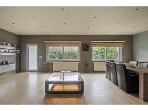 GROTENDEELS VERNIEUWDE RUIME EENGEZINSWONING