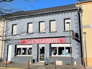 Ensemble immobilier café salle des fêtes et appartement