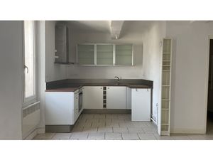 Cotignac  appartement lumineux 2 pièces 43m²  traversant  situé au 2ème étage.