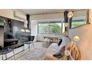 LE LAVANDOU - CENTRE VILLE - T2 RENOVE - LOGGIA - ASCENSEUR - VUE DEGAGEE - PARKING