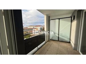 MEYZIEU CENTRE  proche commerces T2 de 50m2  balcon  parfait état  stationnement inclus