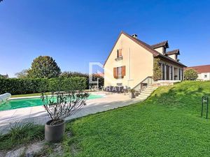 Maison élevée sur sous-sol aménagé avec piscine et grand terrain