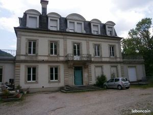 F3 dans belle demeurre et son parc