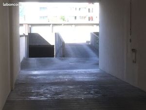 GRENOBLE  BOX / GARAGE - Quartier EAUX CLAIRES