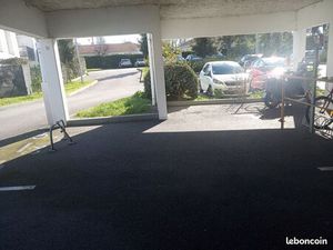 Parking ext Couvert PMR / Sécurisé par barrière avec bip